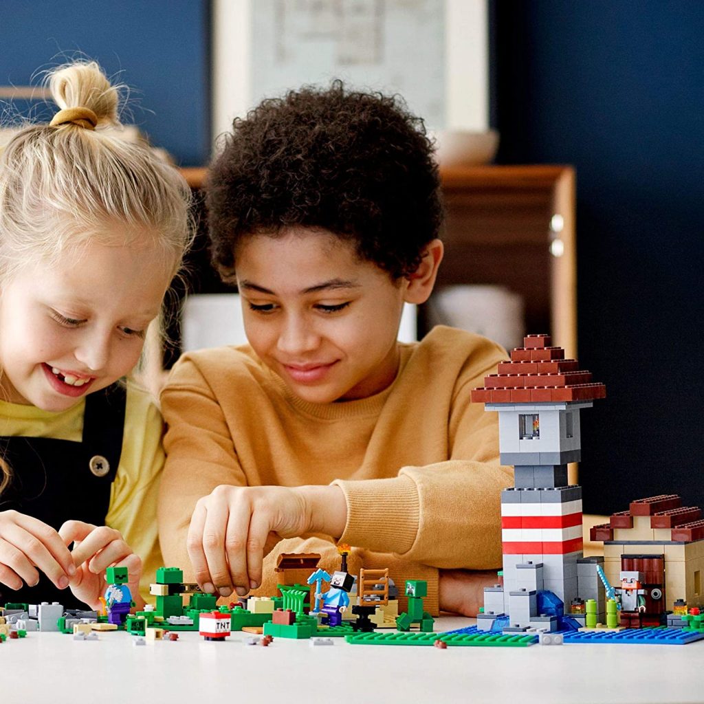 LEGO Minecraft 21161 The Crafting Box 6