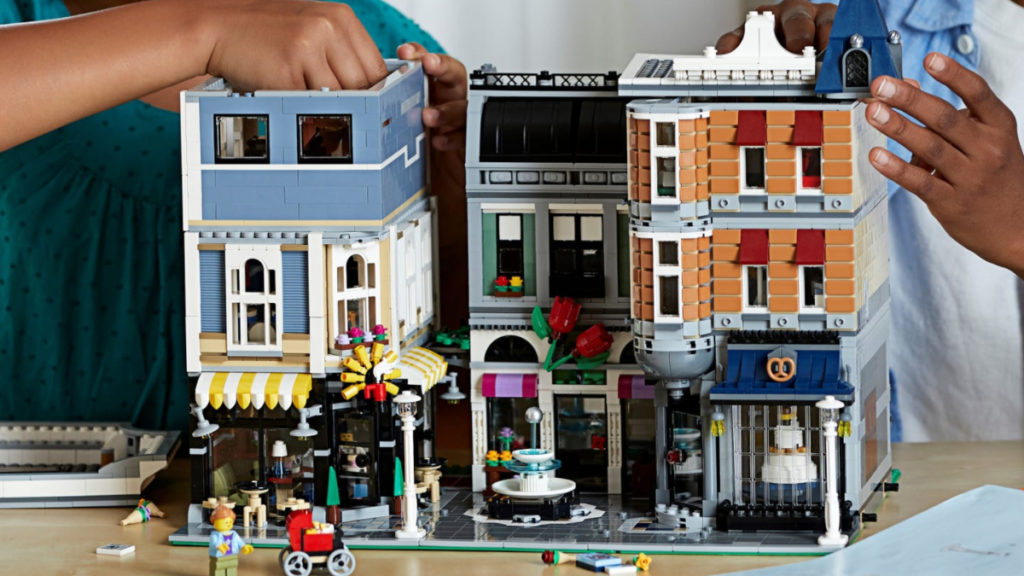 LEGO Creator Expert 10255 Assembly Square lifestyle resized featured 1024x576