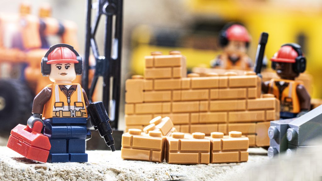 Brick Pic of the Day: Builders at work
