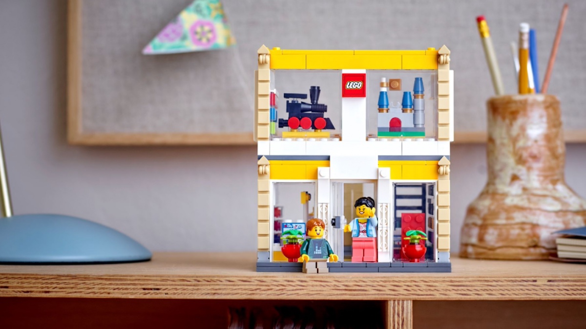 New LEGO Leicester Square GWP personalises 40574 LEGO Brand Store