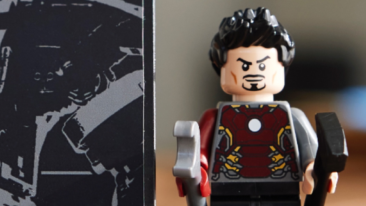 Closer look at new, exclusive and familiar LEGO Marvel Tony Stark minifigure