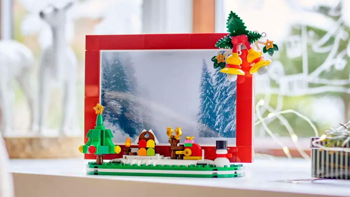 Time is running out to grab LEGO 40702 Christmas Picture Frame GWP