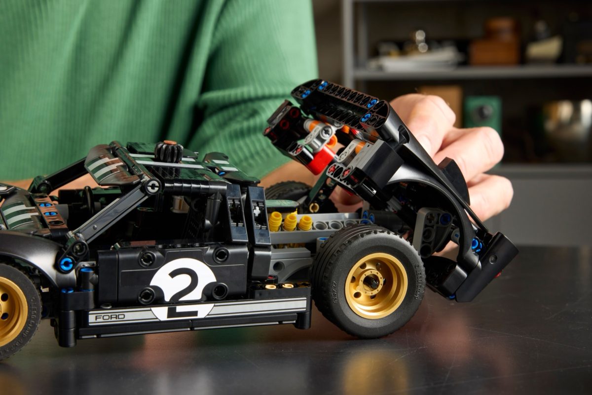 LEGO Technic 42223 1966 Ford GT40 MKII 6 1200x800