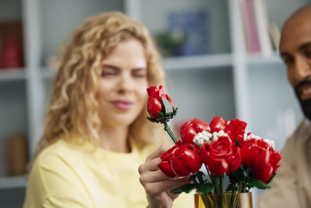 LEGO Icons 10328 Bouquet of Roses7 1024x683