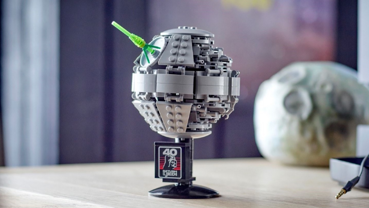 LEGO Death Star GWP used to create a 'Death Starry Night'