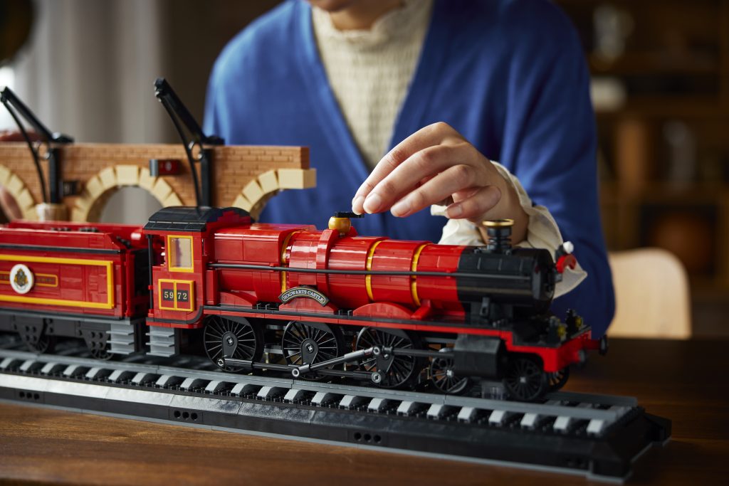 LEGO Harry Potter 76405 Hogwarts Express Collectors Edition lifestyle 8 1024x683