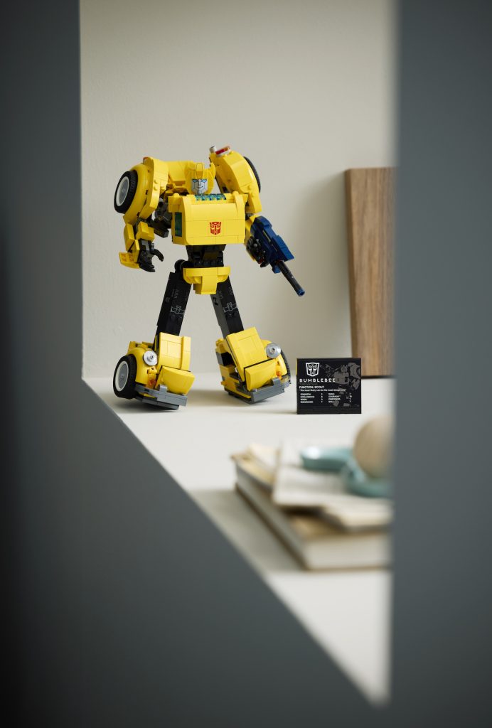 LEGO Icons Transformers 10338 Bumblebee 22 692x1024