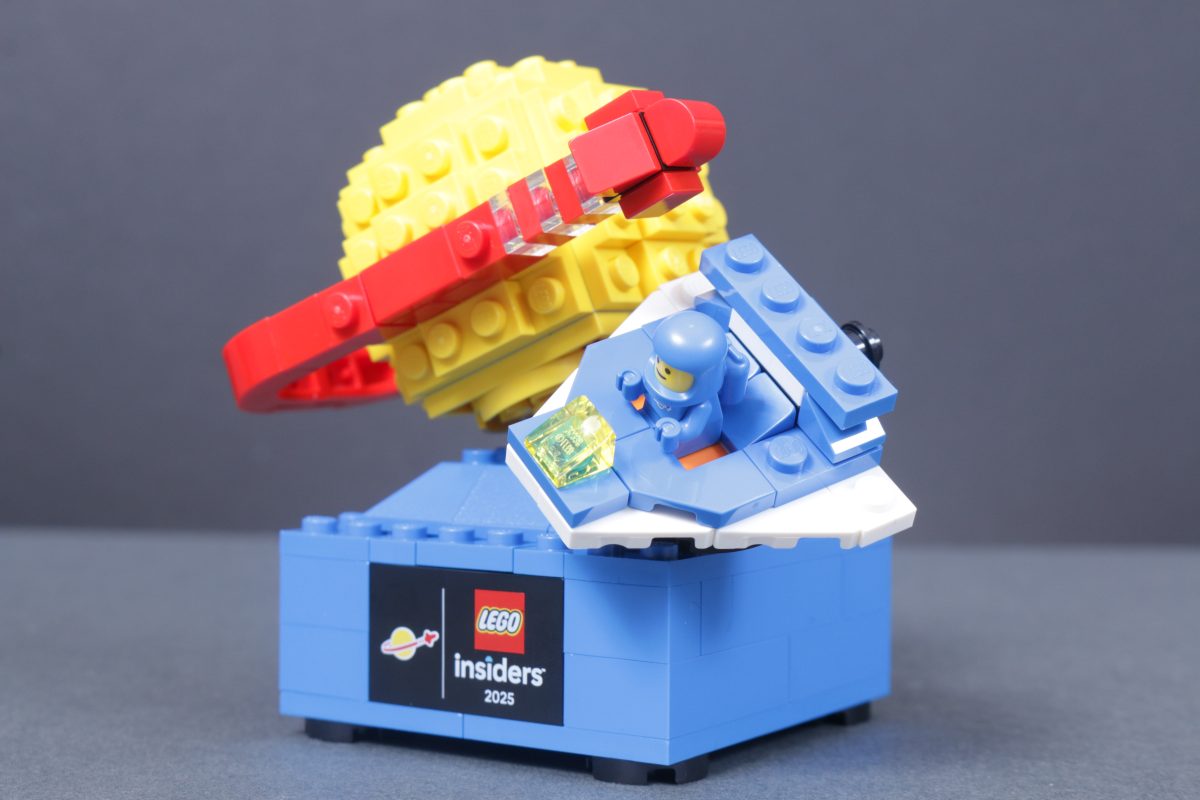 LEGO Insiders Reward 6607198 Retro Space Explorer review 3 1200x800