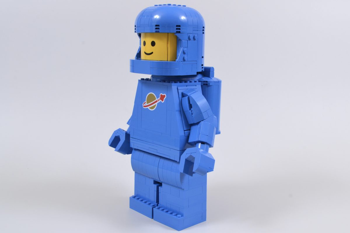 LEGO 40921 Up Scaled Blue Astronaut Minifigure 4 1200x800