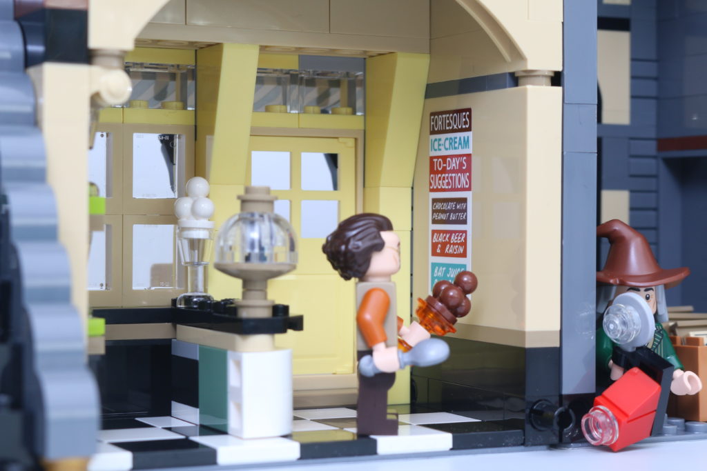 LEGO Harry Potter 75978 Diagon Alley review 11