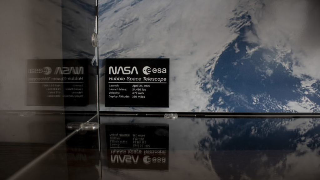 10283 NASA Shuttle Discovery wall mounted display case 16 1024x576