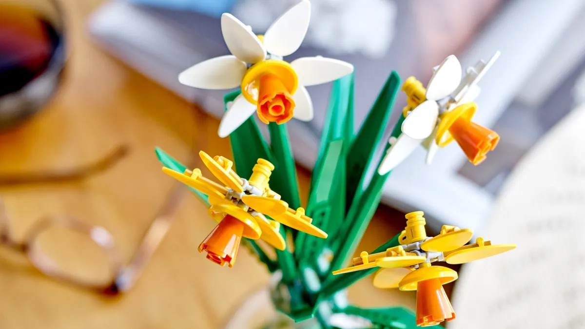 WATCH: LEGO Icons 40646 Daffodils is perfect for army-building