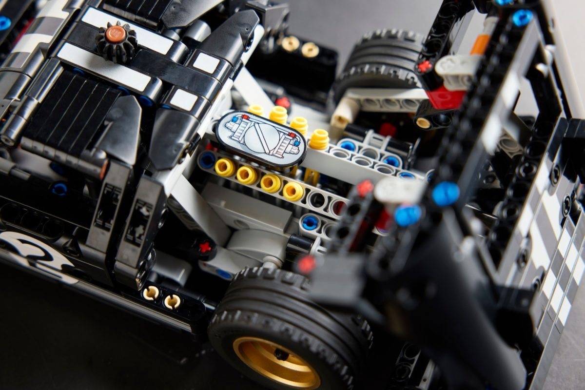 LEGO Technic 42223 1966 Ford GT40 MKII 7 1200x800