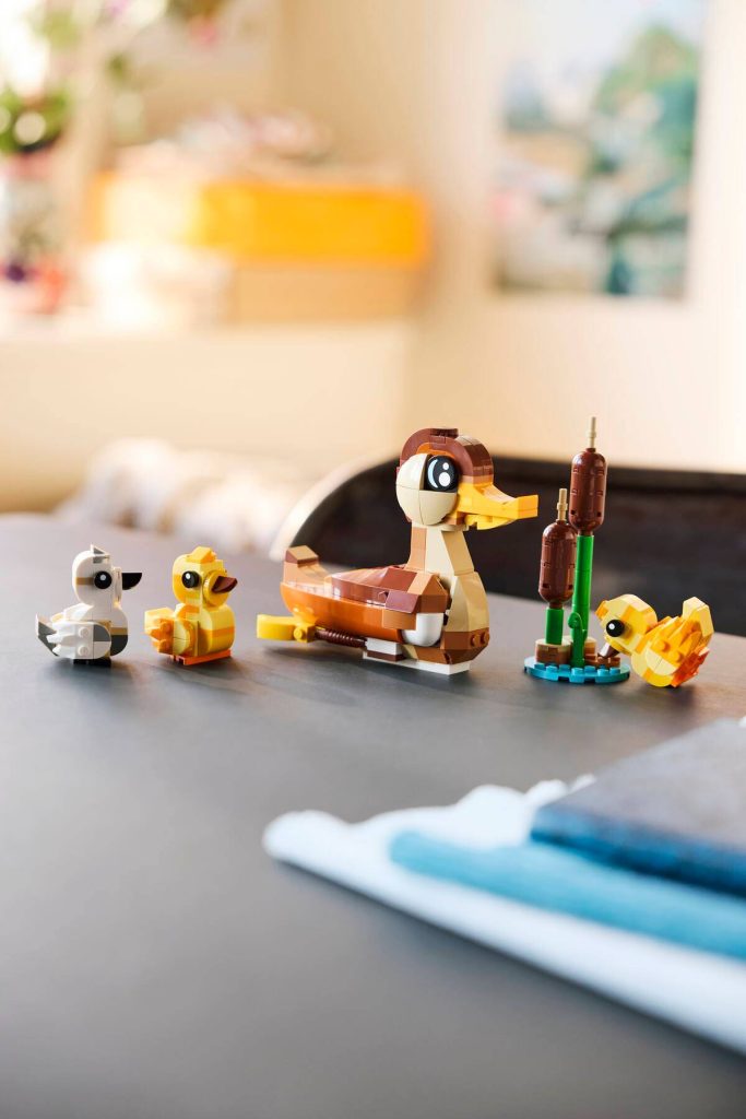 lego 40885 duck family lifestyle 4 683x1024