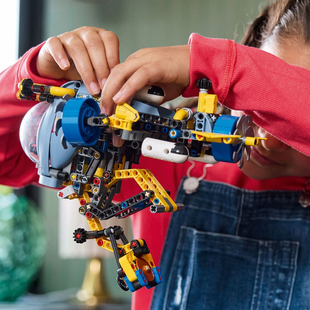LEGO Technic 42201 Deep Sea Research Submarine 4