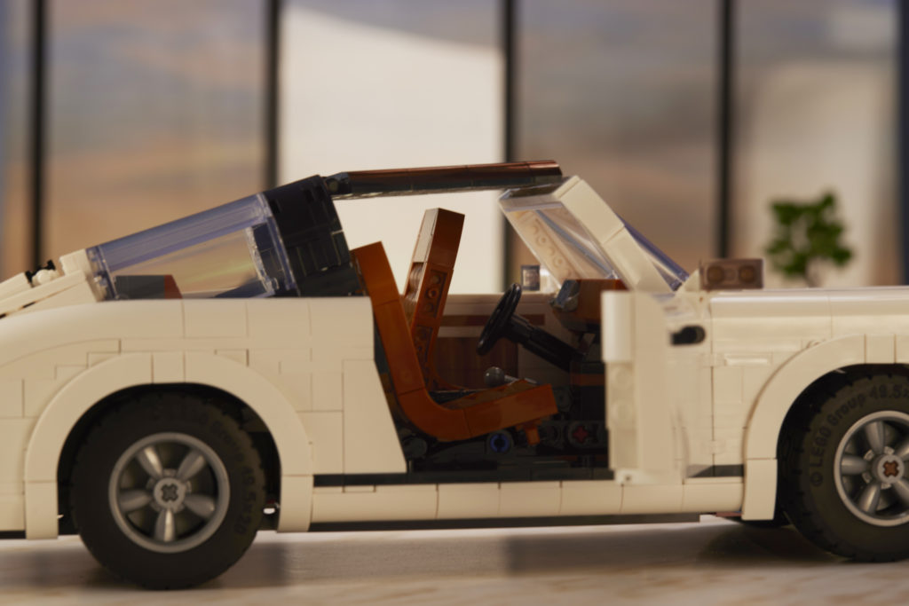 LEGO 10295 Porsche 911 showroom 9