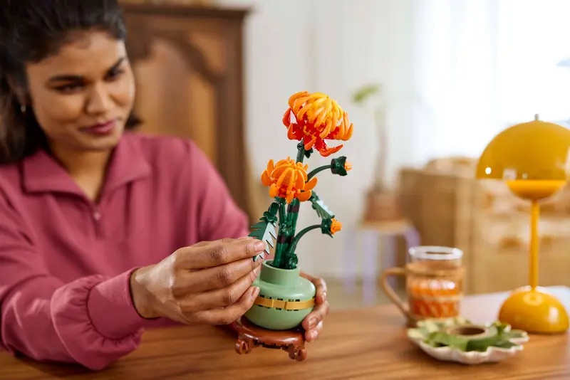 LEGO Icons 10368 Chrysanthemum Lifestyle