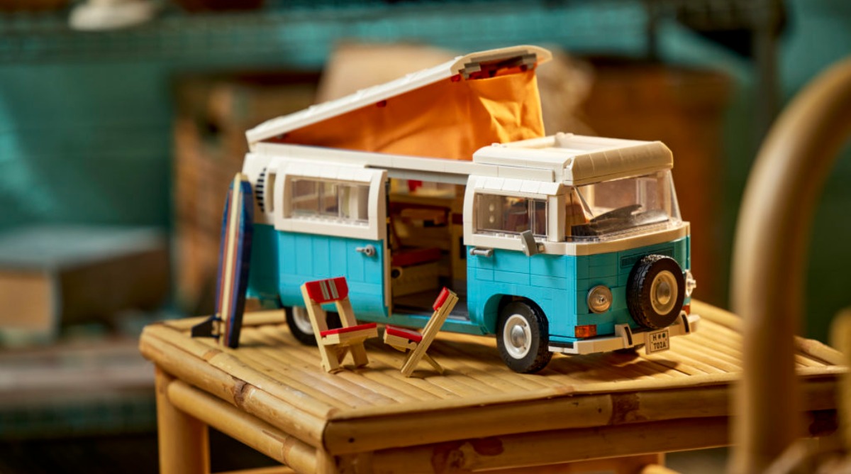 LEGO 10279 Volkswagen T2 Camper Van shares feature with '80s fire station