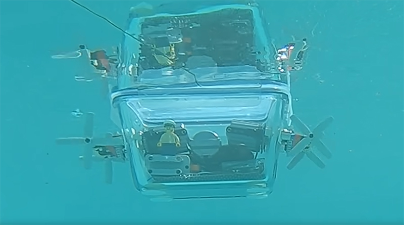 LEGO Power Functions submarine uses magnets to work underwater