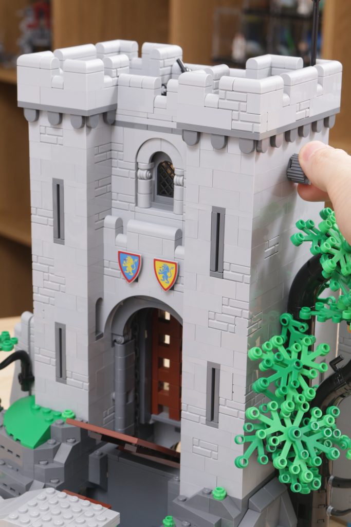 LEGO ICONS 10305 Lion Knights Castle review 62 683x1024