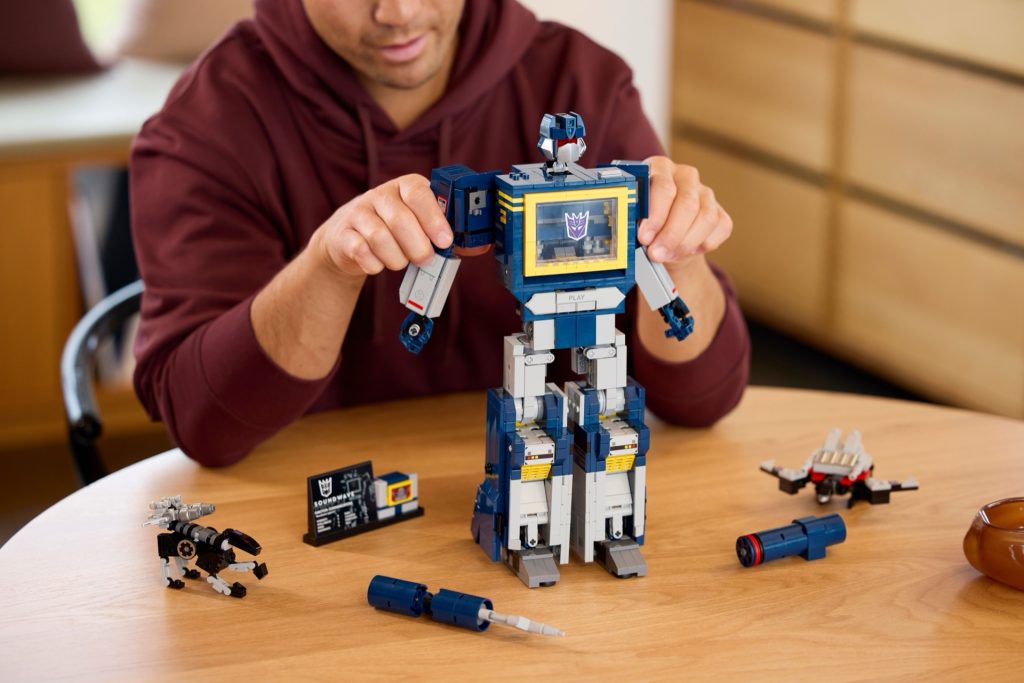 LEGO Icons 10358 Transformers Soundwave 14 1024x683