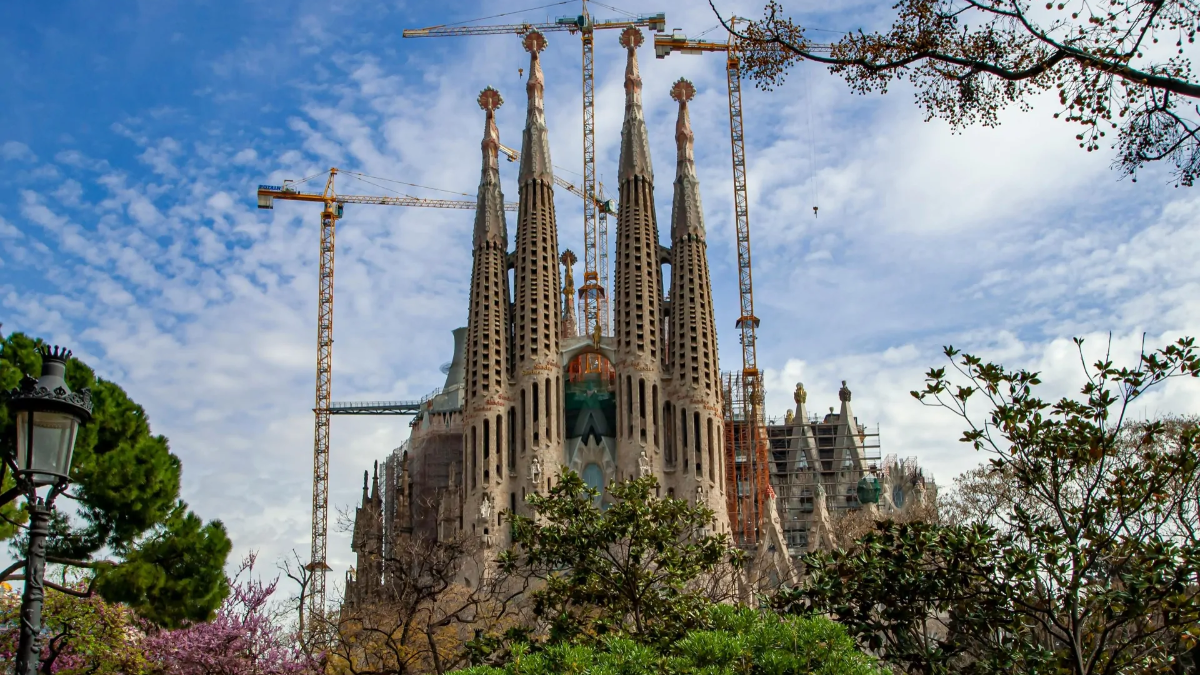 LEGO Architecture Sagrada Familia needs record-breaking scale