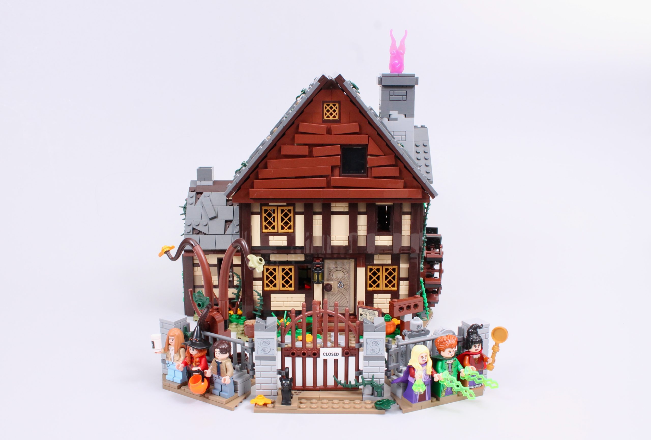 LEGO Ideas 21341 Disney Hocus Pocus The Sanderson Sisters Cottage review 3 scaled