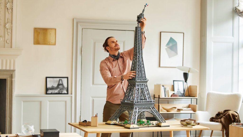 lego icons 10307 Eiffel Tower lifestyle table building featured 1024x576