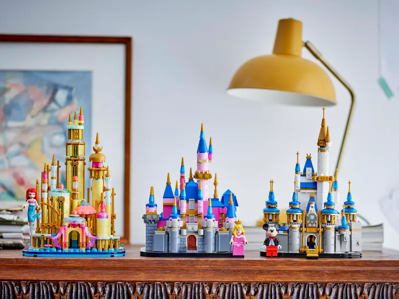 LEGO Disney 40720 Mini Disney Sleeping Beauty Castle Lifestyle 3