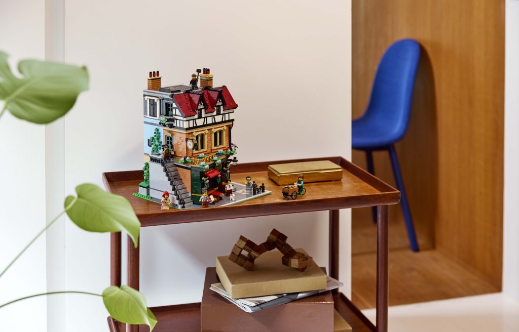 LEGO Icons 10350 Tudor Corner 4 1024x656