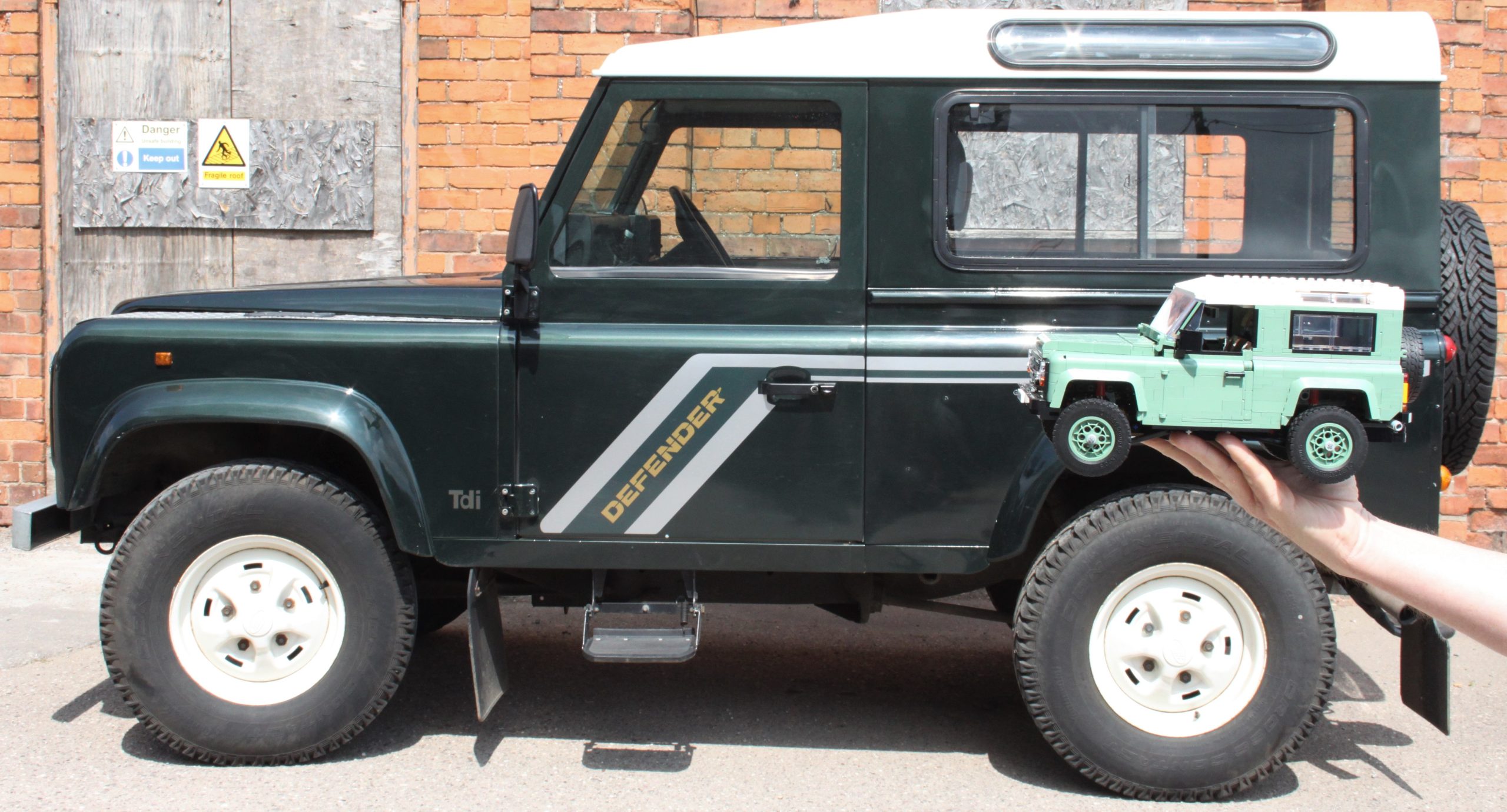 LEGO ICONS 10317 LAND ROVER CLASSIC DEFENDER 90 review outside 22 scaled