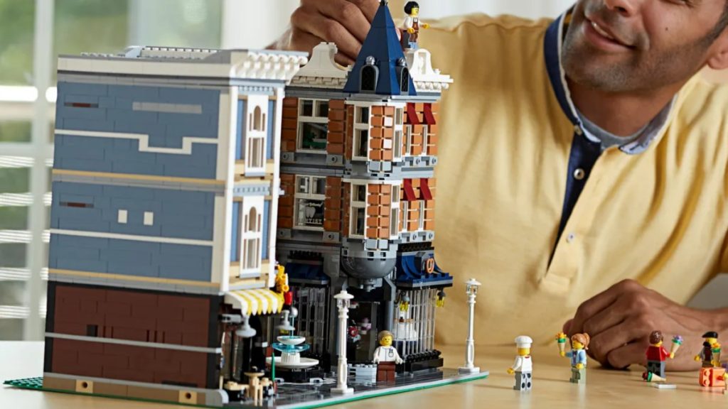 lego 10255 assembly square featured 1024x576