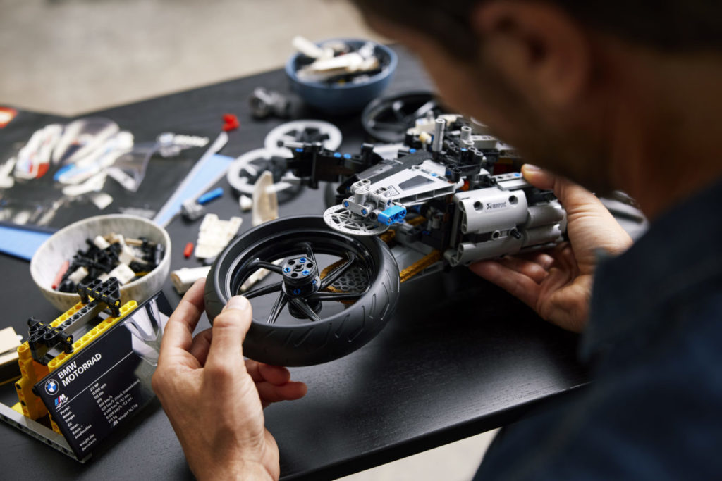 LEGO Technic 42130 BMW M 1000 RR 16 1024x683