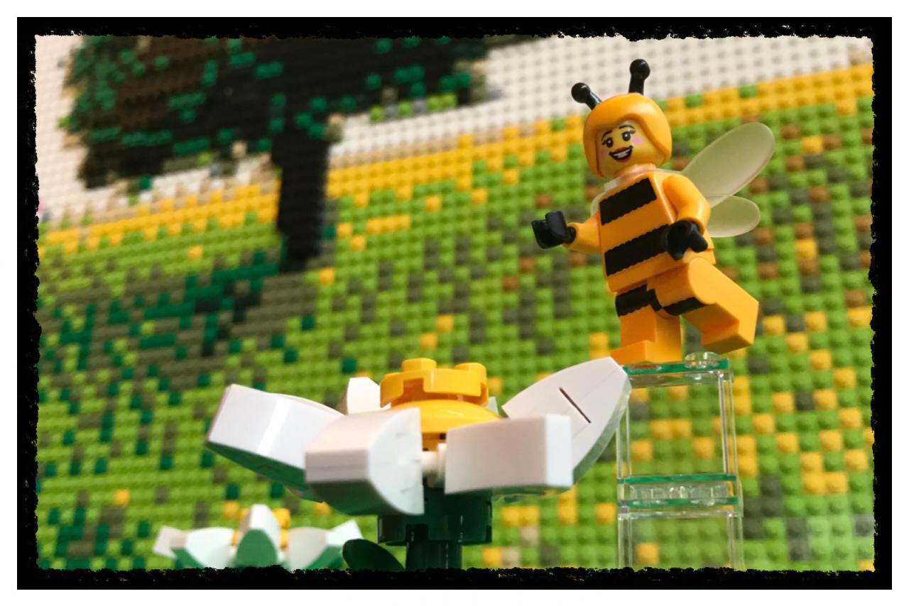 Brick Pic of the Day: Honey bee
