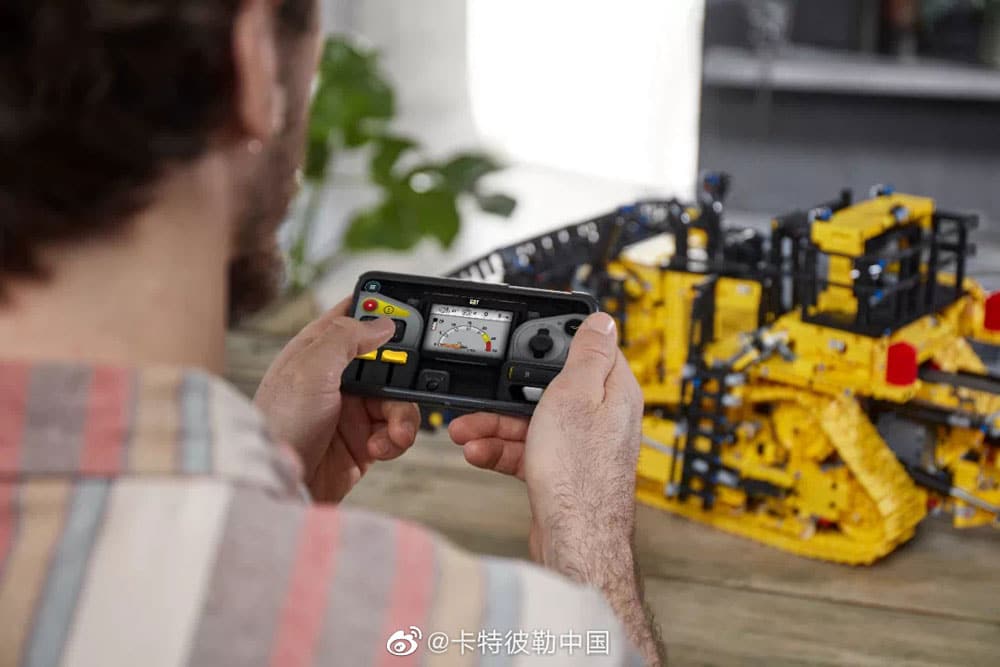 LEGO Technic 42131 CAT D11T Bulldozer 6