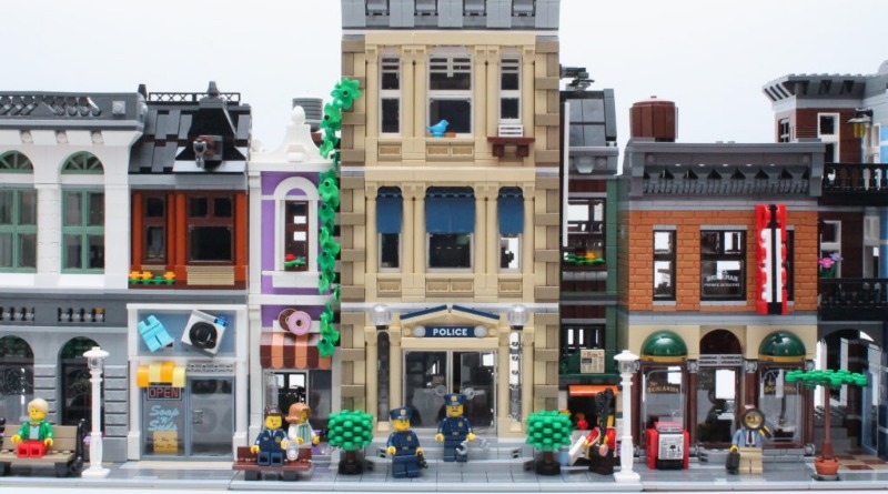 Catch the crooks with the new LEGO 10278 Police Station modular building