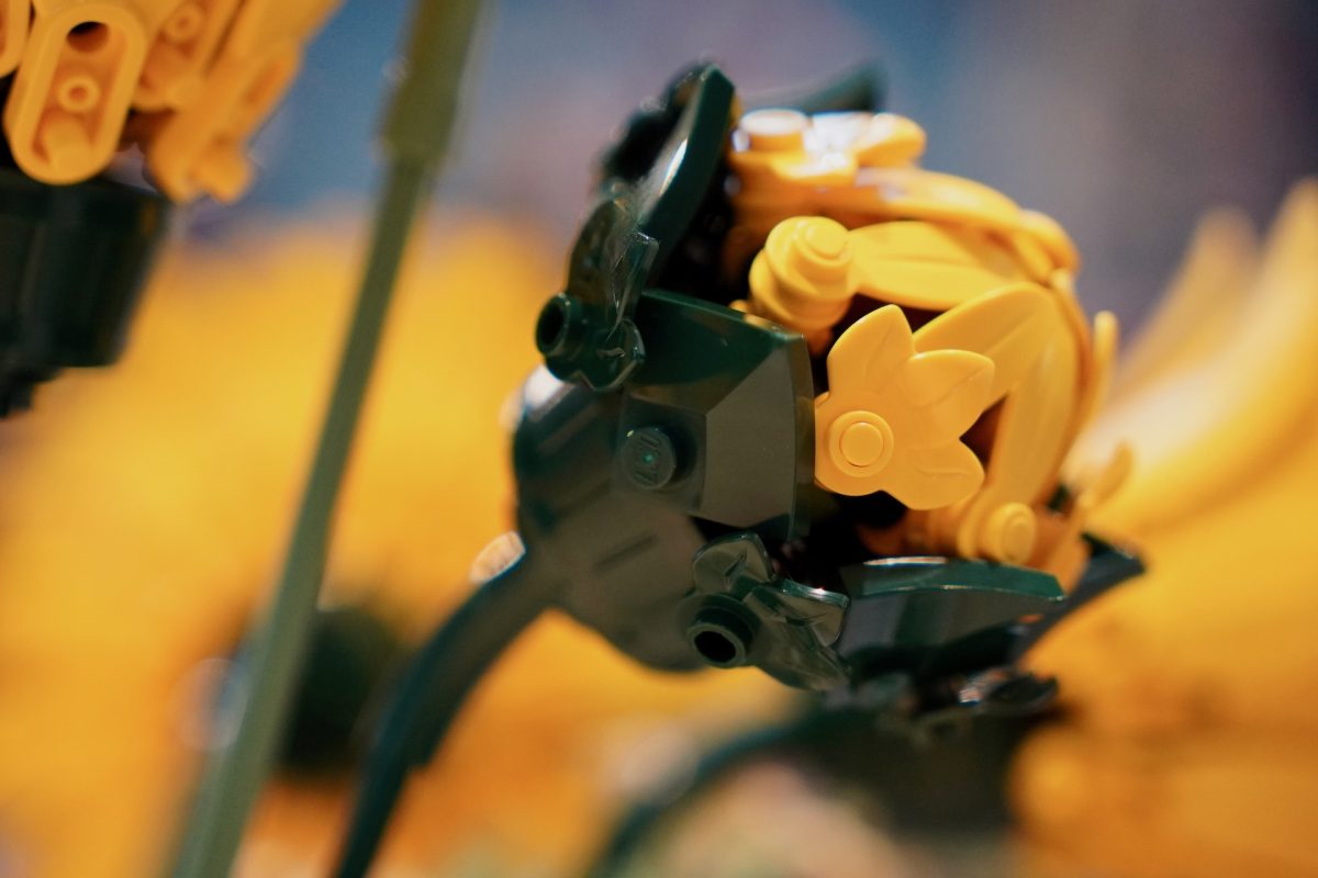 LEGO Botanicals 11502 Sunflower Bouquet review 11 1200x800