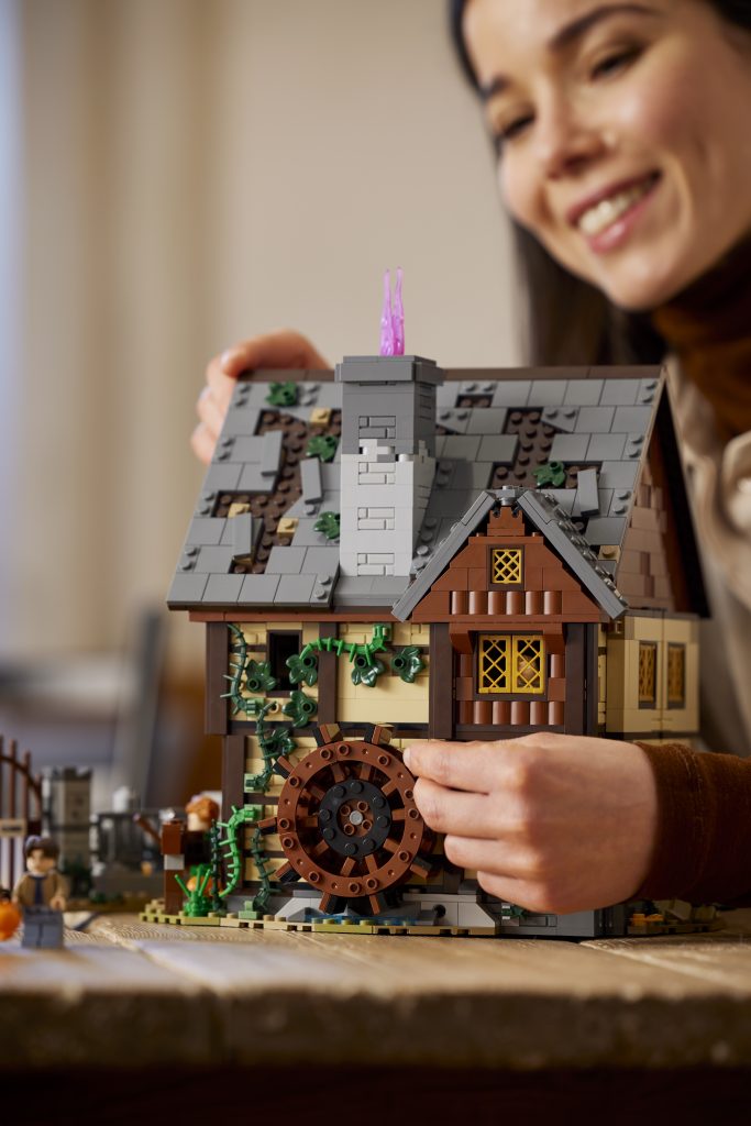 LEGO Ideas 21341 Hocus Pocus – The Sanderson Sisters Cottage lifestyle 20 1 683x1024
