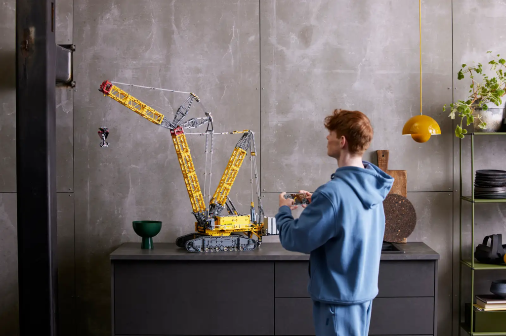 LEGO Technic 42146 Liebherr Crawler Crane LR 13000 Lifestyle 3 1024x680