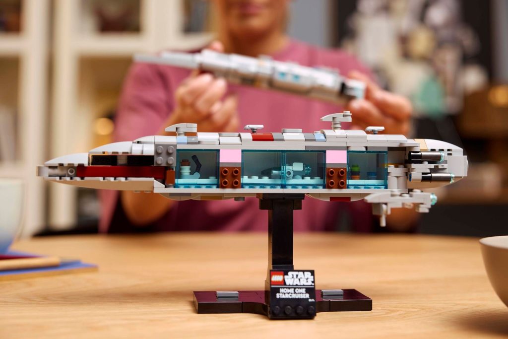 LEGO 75405 Lifestyle Build 06 en gb 1024x683