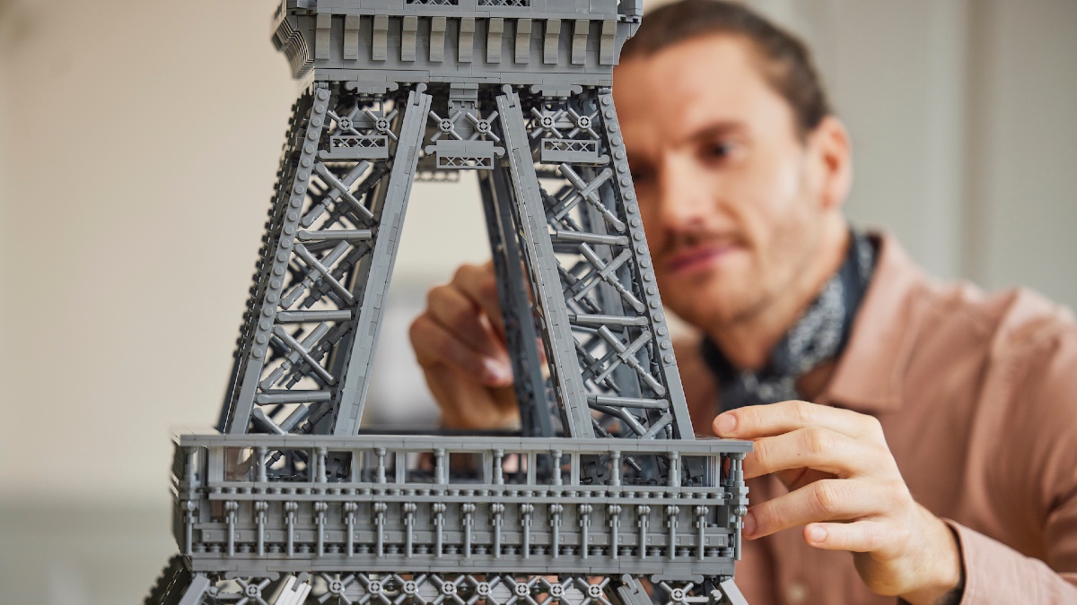 WATCH: LEGO 10307 Eiffel Tower is to scale with a LEGO Architecture set