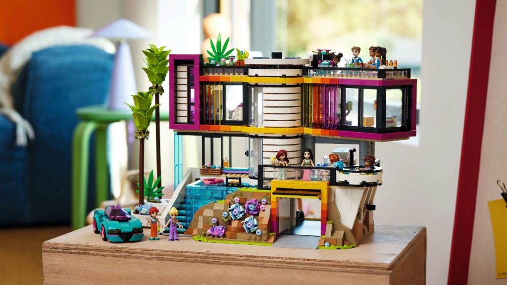 LEGO Friends 42639 andreas modern mansion lifestyle featured 1024x576