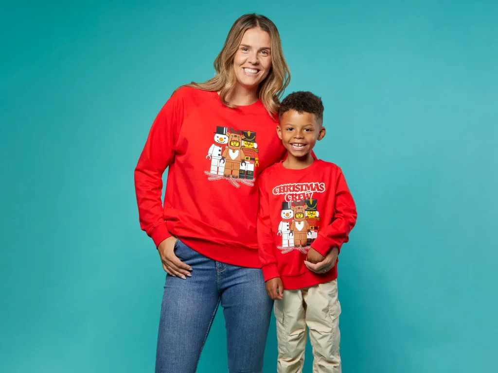 LEGO 5009131 Christmas Sweatshirt lifestyle 1024x768