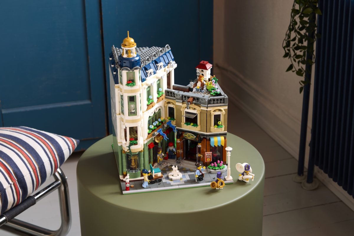 LEGO Icons modular building 11371 Shopping Street 26 1200x801