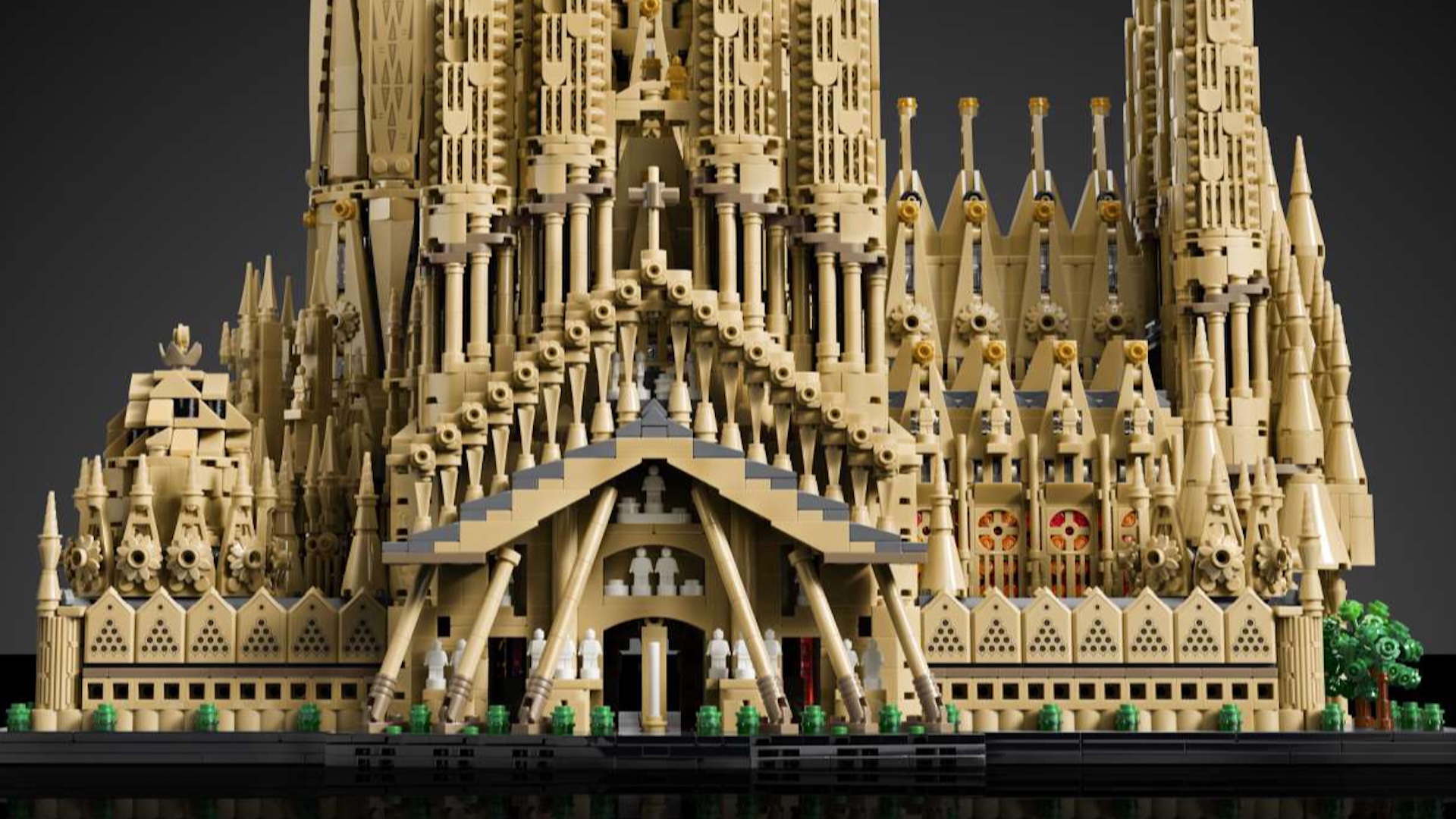 LEGO Architecture 21065 Sagrada Passion Nativity façade